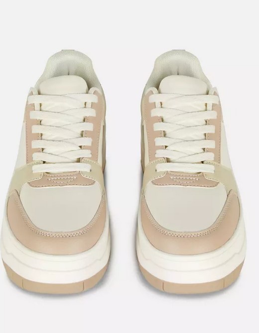 Estas son las zapatillas de Primark que le van a dar a tu look más básico el toque moderno que buscas
