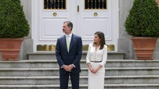 La Reina Letizia y el Rey Felipe en el palacio de La Zarzuela/ Gtres