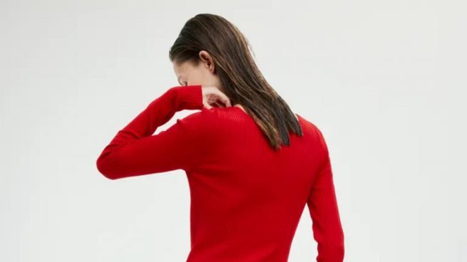 El jersey de H&M con escote asimétrico rebajado que vas a querer en tu armario: está en varios colores