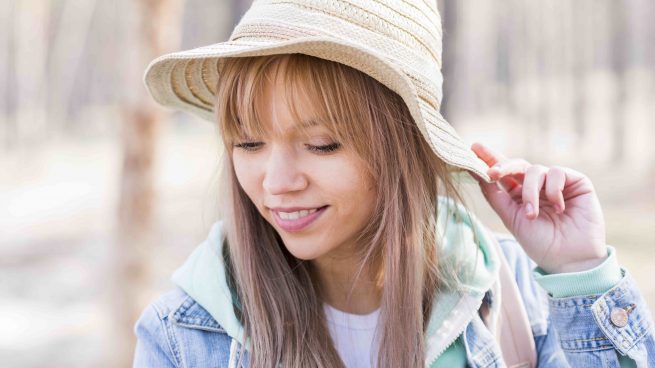 Adiós al flequillo clásico: la nueva tendencia que rejuvenece la mirada y queda ideal en mujeres de 50