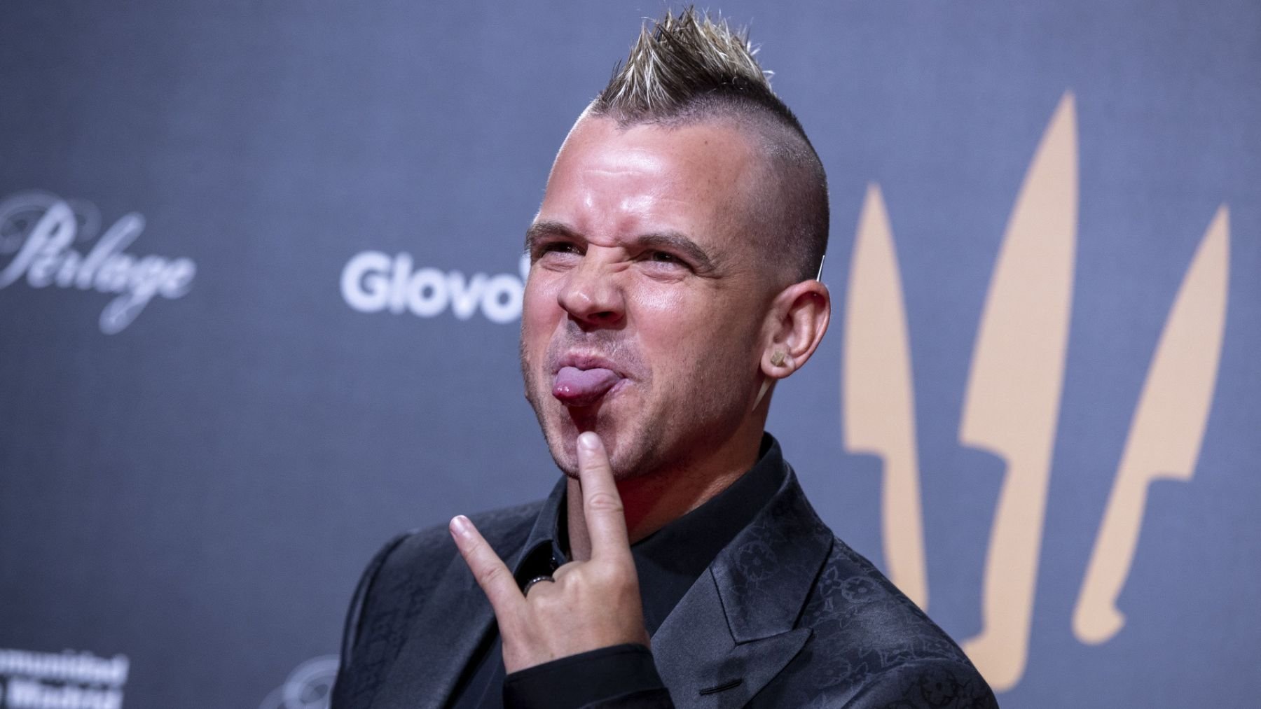 Dabiz Muñoz cumple con su propia tradición y se pone el vestido de Pedroche en las últimas campanadas