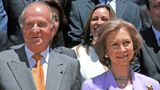 Don Juan Carlos I y la Reina Sofía en un acro oficial en 2005 / Gtres