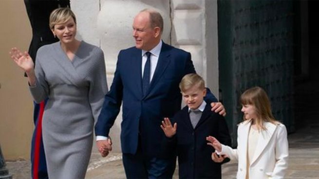 Alberto y Charlene de Mónaco junto a sus hijos