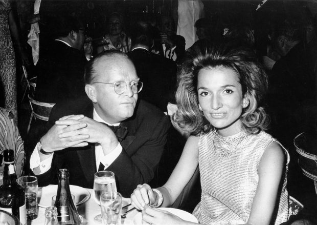 Truman Capote, junto a Lee Radziwill, en la mascarada.