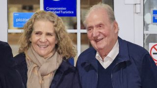 Don Juan Carlos, en la puerta del restaurante, con la Infanta Elena. / Gtres.