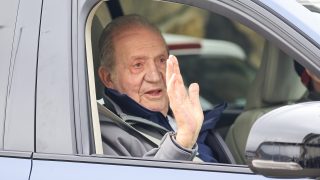 Juan Carlos I, saludando desde un coche. / Gtres