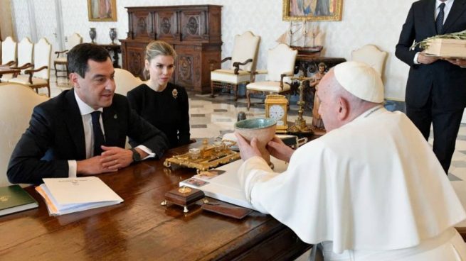 papa Francisco, Juanma Moreno Vaticano, Manuela Villena