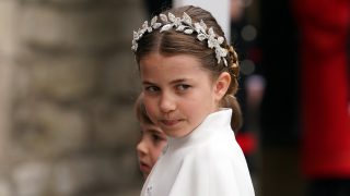 La princesa Carlota, con una diadema, en la coronación de Carlos III. / Gtres