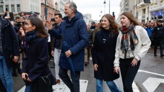 Los Reyes Felipe y Letizia y sus hijas asisten por sorpresa a la Semana Santa de Madrid./ EFE