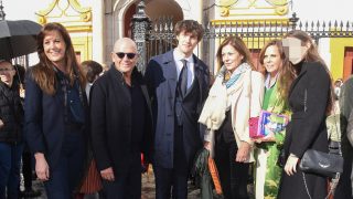 Nuria González, con sus hijos, en La Maestranza de Sevilla. / Gtres