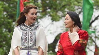 Jetsun Pema, reina de Bután, con Kate Middleton. / Gtres