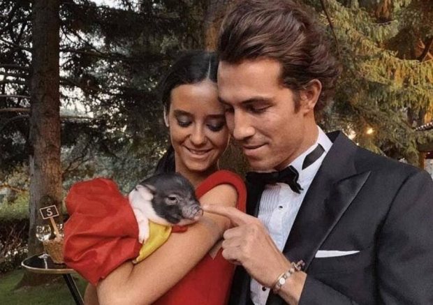 Victoria Federica y el modelo Beltrán Lozano posan con el cerdito Rodrigo I de España. / INSTAGRAM