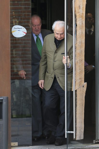 El Rey Juan Carlos, junto a su amigo, el empresario Miguel Arias, en 2015. / GTRES