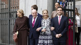 Juan Carlos I, con las infantas Elena y Cristina. / Gtres