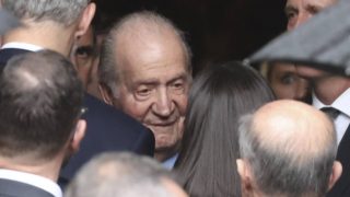 Juan Carlos I y Doña Letizia en el funeral de Fernando Gómez-Acebo./ GTRES
