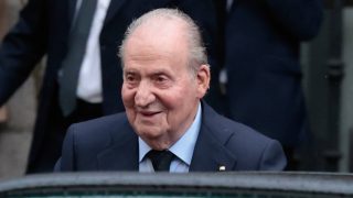 Juan Carlos I durante el funeral de Fernando Gómez-Acebo en Madrid./ Gtres