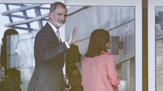 Los Reyes, Felipe y Letizia, a las puertas de la Clínica Ruber de Madrid./ GTRES