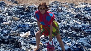 Ágatha Ruiz de la Prada, rodeada de basura textil./ Redes Sociales