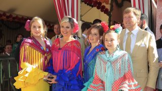 Máxima de Holanda y sus hijas, vestidas de flamencas. / Gtres