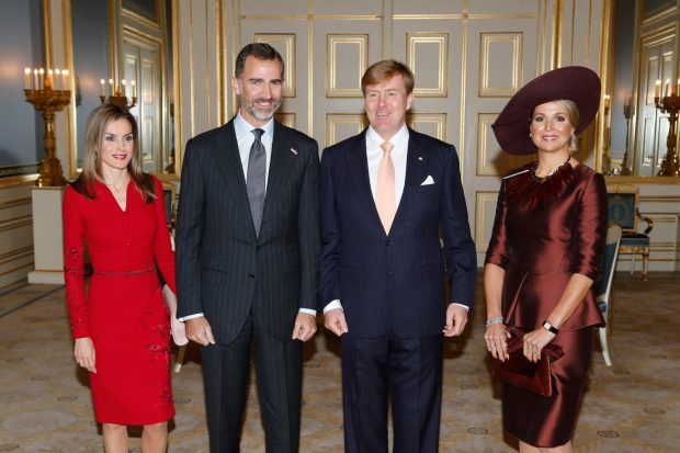 Los reyes de España recibido por reyes Holanda en 2014. (Foto: Gtres)
