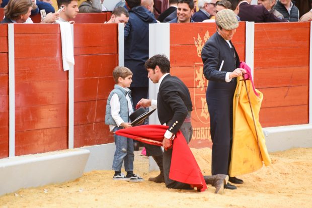 Cayetano con su sobrino Curro bajo la atenta mirada de Francisco. (Foto: Gtres)