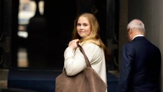 Amalia de Holanda llegando al Palacio Real de Ámsterdam. (Foto: Gtres)