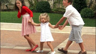 Victoria Federica, Leonor y Froilán en la infancia. (Foto: Gtres)