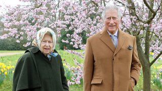 El rey Carlos III, junto a la Reina Isabel. (Foto: Gtres)