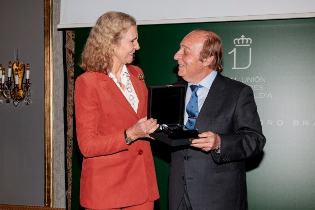 La Infanta Elena entrega el premio a Samuel Flores (Foto: Gtres)