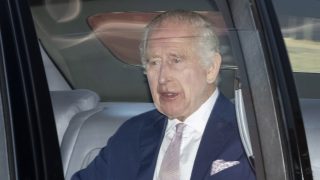 El rey Carlos III, en un coche en Londres. (Foto: Gtres)