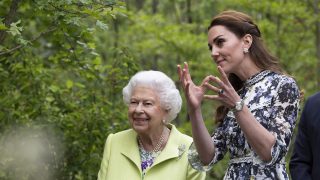 La Reina Isabel, junto a Kate Middleton. (Foto: Gtres)