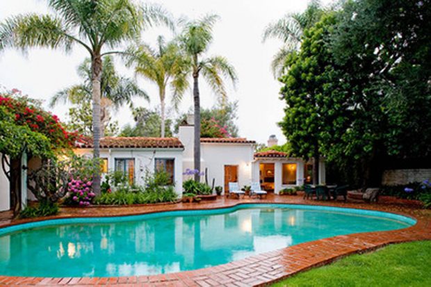 La piscina ovalada de la casa de la casa donde murió Marilyn Monroe.(Foto: Gtres) 