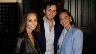 Iñigo Onieva, Tamara Falcó e Isabel Preysler en la inauguración del restaurante Casa Salesas. (Foto: Gtres)