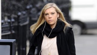 Chelsy Davy, paseando por Londres. (Foto: Gtres)