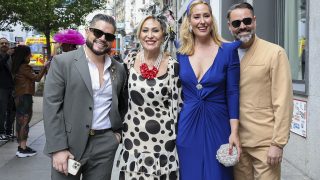 Chayo Mohedano junto a su madre, Rosa Benito y dos amigos. (Fotos: Gtres)