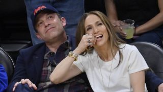 Ben Affleck y Jennifer Lopez, en un partido de la NBA. (Foto: Gtres)