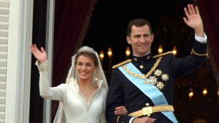 Los reyes Felipe y Letizia, en el día de su boda. (Foto: Gtres)