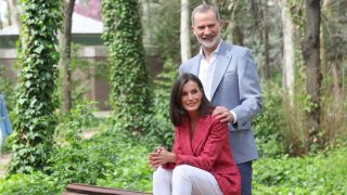 Reyes Felipe y Letizia, durante un posado oficial. (Foto: Gtres)