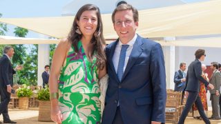 José Luis Martínez-Almeida y Teresa Urquijo en la boda de Inés Díaz del Río en Sevilla. (Foto: Gtres)