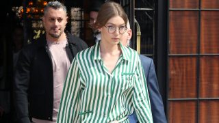 Gigi Hadid recorre las calles de Nueva York luciendo un atuendo de pijama. (Foto: Gtres)