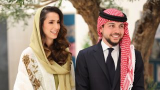 El príncipe Hussein de Jordania con su esposa. (Foto: Gtres)