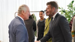 David Beckham, saludando al rey Carlos III. (Foto: Gtres)