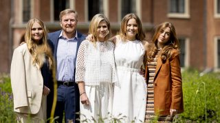 Los reyes de Holanda, con sus tres hijas. (Foto: Gtres)
