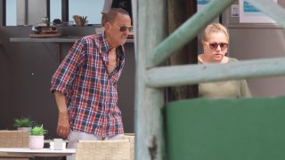 Julián Muñoz y Mayte Zaldívar en el hospital. (Foto: Gtres)