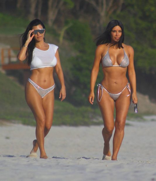 Kim y Kourtney Kardashian de vacaciones en México en Puna Mita. (Foto: Gtres)