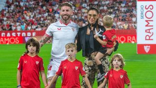 Sergio Ramos, Pilar Rubio y sus hijos en la presentación del futbolista en el Sevilla FC. (Foto: Gtres)