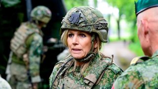 La reina Máxima de Holanda, en unas maniobras militares. (Foto: Gtres)