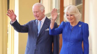 Los reyes Carlos III y Camila, en el Palacio de Buckingham. (Foto: Gtres)