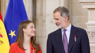 El Rey Felipe VI, con la princesa Leonor. (Foto: Gtres)