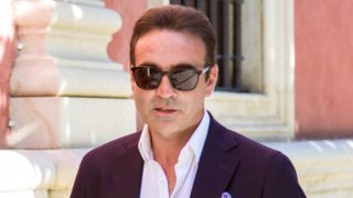 Enrique Ponce, por las calles de Madrid. (Foto: Gtres)